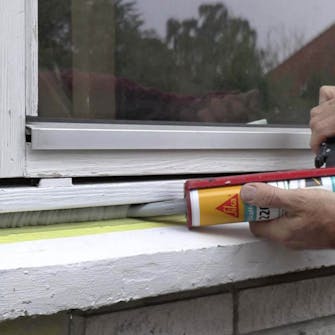 Vinduets bundfuge er ødelagt: Læg en bred stribe fuge under hele vinduet Vinduets bundfuge er ødelagt: Læg en bred stribe fuge under hele vinduet